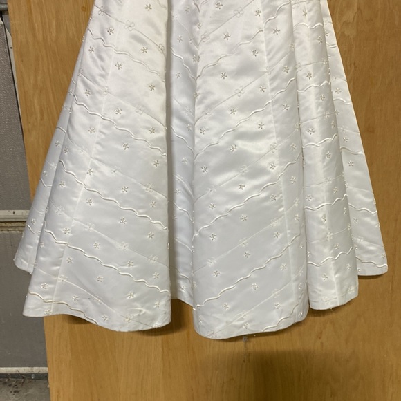 Beautiful white gown. - Picture 6 of 6